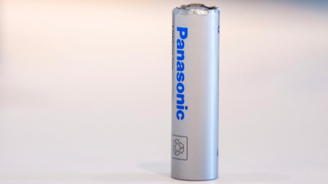 Цилиндрична литиево-йонна батерия на Panasonic. Снимка: Krisztian Bocsi/Bloomberg