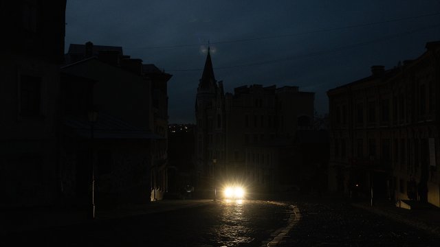 Сред ударите по инфраструктурата Киев е в мрак. Снимка: EPA/ROMAN PILIPEY