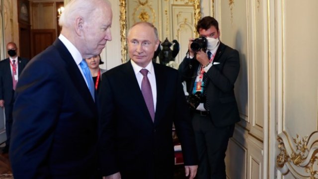 <p>
	&nbsp;Президентът Байдън (<em>вляво</em>) и Путин. <em>Снимка: EPA/MIKHAIL METZEL/SPUTNIK/KREMLIN POOL</em></p>
