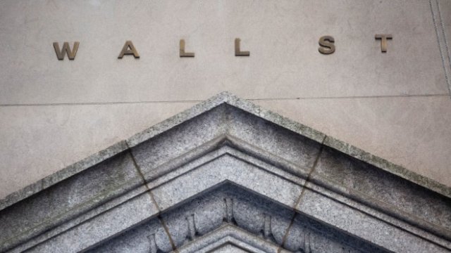 <p>
	Надпис Wall Street във финансовия квартал на Ню Йорк, САЩ, в петък, 5 март 2021 г. &nbsp;<em>Снимка: Bloomberg LP</em></p>
