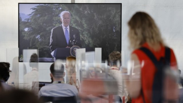 <p>
	Журналисти следят изказването на Байдън след срещата му с Путин. <em>Снимка: Stefan Wermuth/Bloomberg</em></p>
