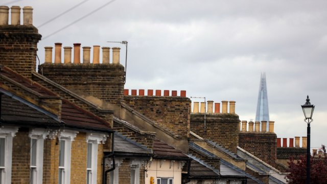 С повишаването на лихвите по ипотечните кредити по-скъпите жилища стават недостъпни за средните купувачи на Острова. Снимка:  Chris Ratcliffe/Bloomberg