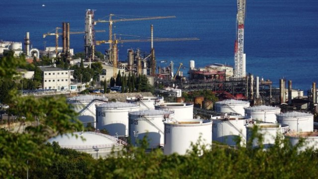 Петролният пазар ще остане волатилен и догодина 