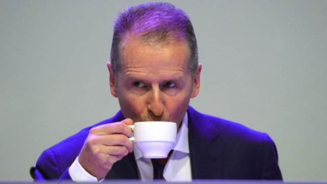 <p>
	Ръководителят на Volkswagen Херберт Дийс. <em>Снимка:&nbsp;Krisztian Bocsi/Bloomberg</em></p>
