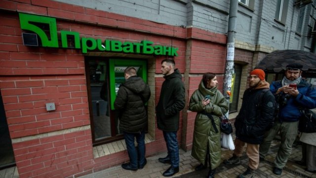 <p>
	Опашка пред банкомат в Украйна. <em>Снимка:&nbsp;Ethan Swope/Bloomberg</em></p>
