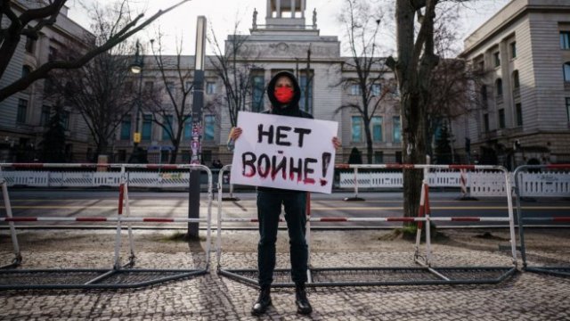 <p>
	Демонстрант с плакат &bdquo;Не на войната&ldquo; стои пред руското посолство в Берлин, Германия. <em>Снимка: EPA/ CLEMENS BILAN</em></p>
