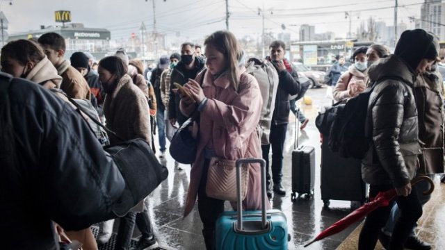 <p>
	Украинци чакат на опашка на гара в Киев, тъй като влакове закъсняват или биват отменени. <em>Снимка: Bloomberg</em></p>
