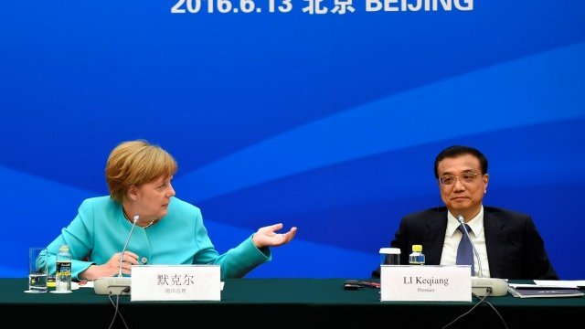 <p>
	Канцлерът на Германия Ангела Меркел и премиерът на Китай Ли Къцян. <em>Снимка: архив Ройтерс</em></p>
