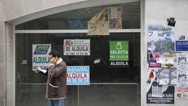 <p>
	Все по-често малкият бизнес в Италия е принуден да затваря обекти. <em>Снимка: Ройтерс</em></p>
