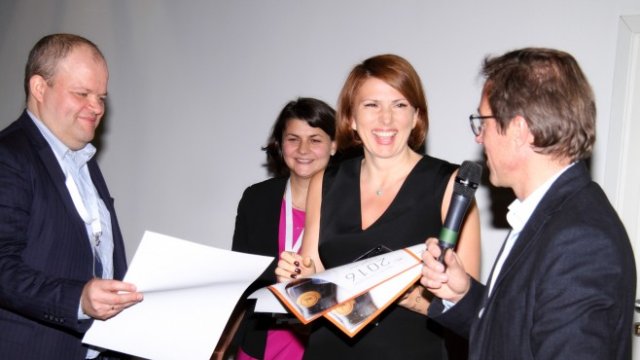 <p>
	Деси Николова, изпълнителен директор на СиС Индустрийс, и Тиери Хайнс, директор на Spirits Selection. <em>Снимка:&nbsp;СиС Индустрийс</em></p>
