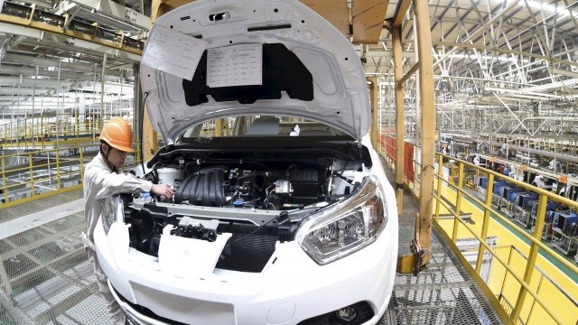 <p>
	Завод на Nissan. <em>Снимка: Ройтерс</em></p>
