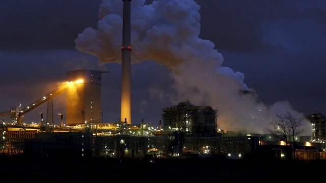 <p>
	Завод на ThyssenKrupp Steel Europe AG в Дуисбург.<em> Снимка: Ройтерс&nbsp;</em></p>
