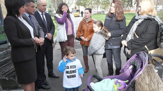 <p>
	Майки протестираха срещу решението да не бъде увеличено обезщетението за отглеждане на дете. Снимка: <em>БСП</em></p>
