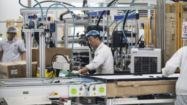 <p>
	Работници в завода на&nbsp;Longi Green Energy Technology.&nbsp;<em>Снимка:&nbsp;Qilai Shen/Bloomberg</em></p>
