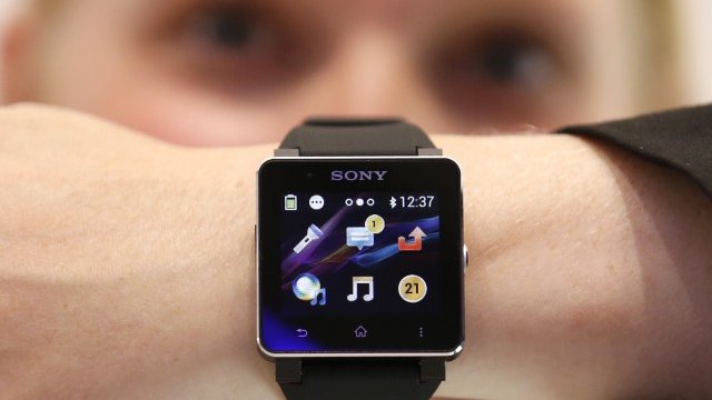 <p>
	Модел позира със Sony Smartwatch по време на изложението IFA в Берлин. <em>Снимка: Ройтерс</em></p>
