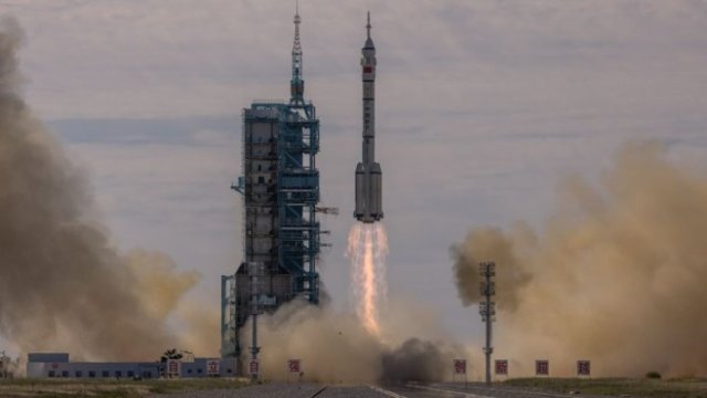 <p>
	Излитането на ракетата, с която корабът&nbsp;&bdquo;Шънджоу-12&ldquo; беше изстрелян към китайската нова космическа станция. <em>Снимка: EPA/ROMAN PILIPEY</em></p>
