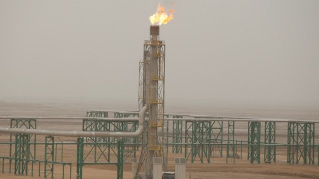 <p>
	Петролното поле Зубайр край Басра, Ирак. <em>Снимка: Ройтерс</em></p>
