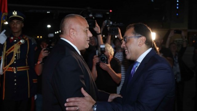 <p>
	Борисов пристигна на официално посещение в Кайро, Египет, където беше посрещнат лично от премиера на страната - Мустафа Мадбули. <em>Снимка: Правителствена прес служба</em></p>
