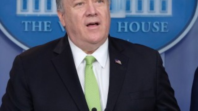 <p>
	Американският държавен секретар Майк Помпейо (вляво) и министърът на финансите Стивън Манучин (вдясно).&nbsp;<em>Снимка: EPA/БГНЕС</em></p>
