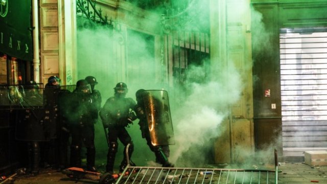 <p>
	Френската полиция за борба с безредиците попада в сграда по време на сблъсъци в рамките на демонстрация срещу пенсионните реформи в Париж, Франция, на 11 януари 2020 г. <em>Снимка: EPA</em></p>
