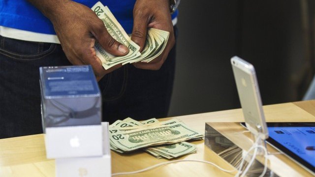 <p>
	Въпреки всичко американците продължават да купуват масово iPhone. <em>Снимка: Ройтерс</em></p>
