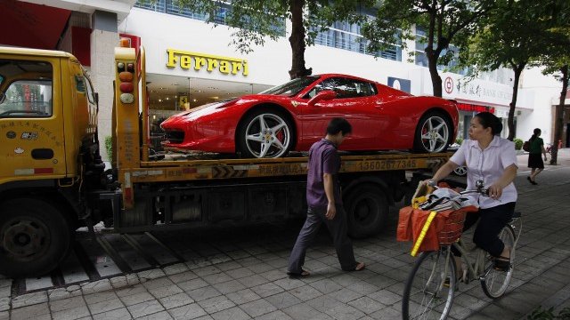 <p>
	Млад китаец току-що си е купил <span>Ferrari 458 Spider от магазин в Шънджън. <em>Снимка: Ройтерс</em></span></p>
