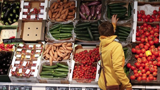 <p>
	Потреблението продължава да насърчава икономиката на страната. <em>Снимка: Ройтерс</em></p>
