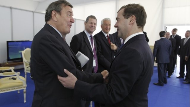 <p>
	Герхард Шрьодер (вляво) и руският премиер Медведев. <em>Снимка: Ройтерс</em></p>
