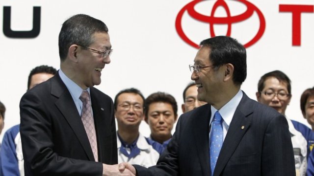 <p>
	Президентът на Toyota Motor Акио Тойода и Ясуюки Йошинада, президент на Subaru.&nbsp;<em>Снимка: Ройтерс</em></p>
