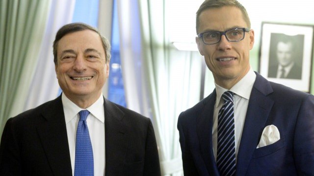 <p>
	Председателят на ЕЦБ Марио Драги и финландският премиер Александър Стуб. <em>Снимка: Ройтерс</em></p>
