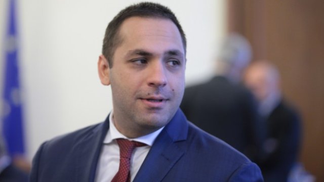 <p>
	Министърът на икономиката Емил Караниколов. <em>Снимка: Димитър Кьосемарлиев, Investor Media Group</em></p>
