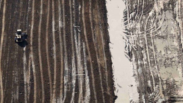 <p>
	&quot;Птичи&quot; поглед към съоръжения в австралийска мина за добив на природен газ от въглищни пластове. <em>Снимка: Ройтерс</em></p>
