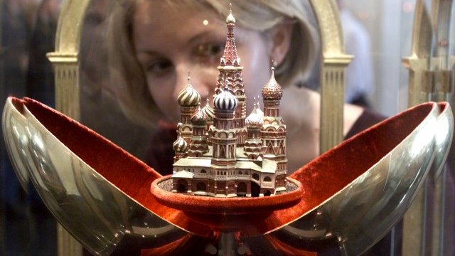 <p>
	Фаберже е известен най-вече с легендарните си яйца. <em>Снимка: Ройтерс</em></p>
