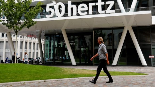 <p>
	Мъж минава пред централата на оператора на електропреносна мрежа 50 Hertz в Берлин, Германия, 11 юли 2018 г.&nbsp;<br />
	<br />
	<em>Снимка: Ройтерс</em></p>
