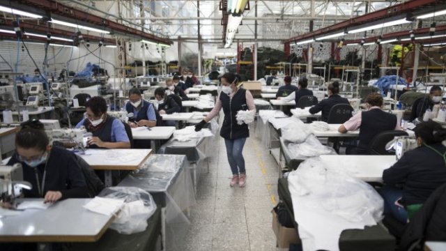 <p>
	Фабрика в Богота, Колумбия, произвежда защитно облекло и маски за полицията. <em>Снимка: Valencia/Bloomberg</em></p>
