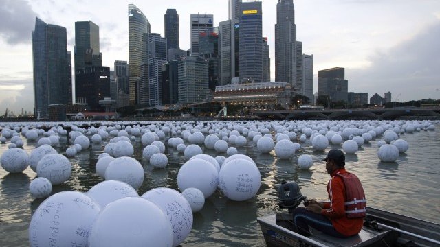 <p>
	Сингапурците напълниха местната река с балони с пожеланията си за новата година. <em>Снимка: Архив Ройтерс</em></p>
