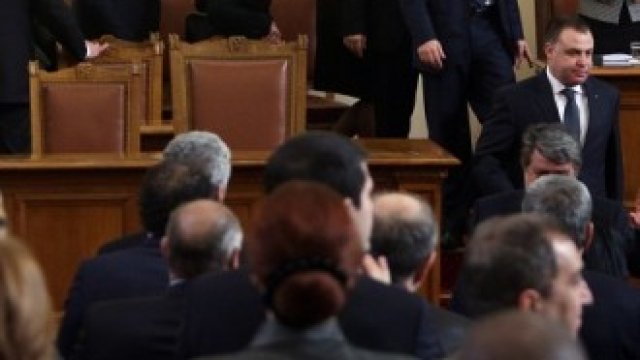 <p>
	Кабинетът си отива. Снимка: БТА</p>
