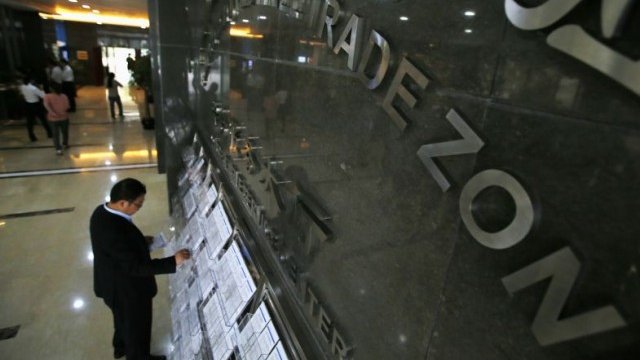 <p>
	Собствениците на сгради в района се възползват от наплива на компании. <em>Снимка: Ройтерс</em></p>
