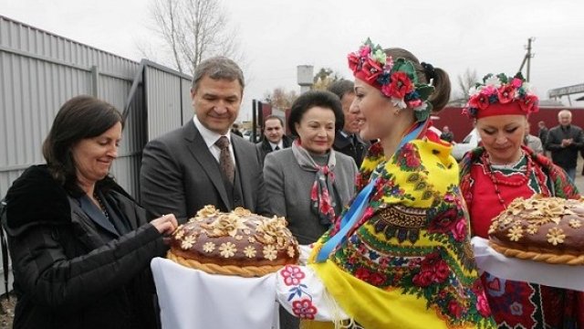 <p>
	Вицепремиерът Даниела Бобева и Пламен Бобоков, председател на съвета на директорите на &bdquo;Приста Ойл Холдинг&ldquo;, на откриването на новия завод на дружеството в Украйна. <em>Снимка: &bdquo;Приста Ойл&ldquo;</em></p>
