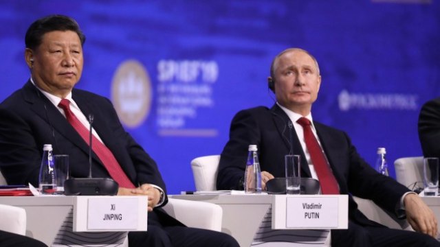 <p>
	Си Дзинпин и Владимир Путин по време на Икономическия форум в Санкт Петербург през 2019 г. <em>Снимка: Bloomberg L.P.</em></p>
