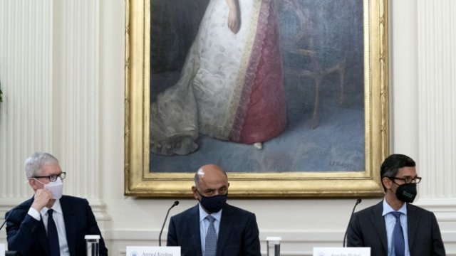 <p>
	Тим Кук (Apple), Арвинд Кришна (IBM) и Сундар Пичай (Alphabet). <em>Снимка: Bloomberg L.P.</em></p>
