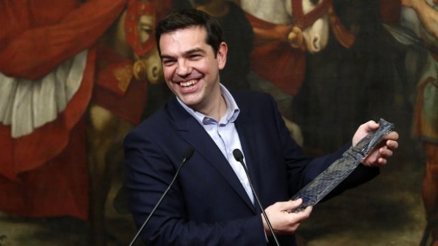 <p>
	Идвайки на власт през 2015 година, гръцкият премиер Алексис Ципрас получи няколко вратовръзки от свои колеги. <em>Снимка: Архив Ройтерс</em></p>
