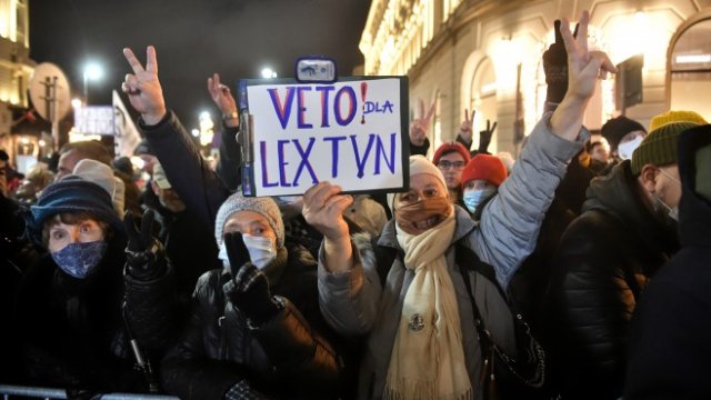 <p>
	Протестите срещу закона продължават. <em>Снимка: EPA/Radek Pietruszka POLAND OUT</em></p>
