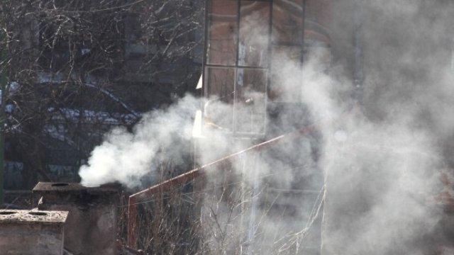 <p>
	Битовото отопление замърсява сериозно въздуха в София.<em>&nbsp;Снимка: Олег Попов, Investor Media Group</em></p>
