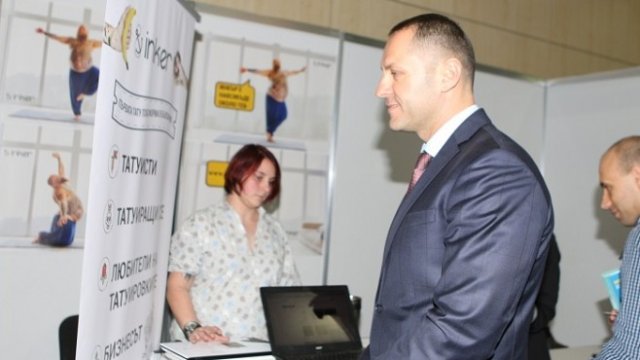 <p>
	Зам.-министърът на икономиката Александър Манолев на изложението Sofia Startup Expo 2018. <em>Снимка: Sofia Startup Expo </em>2018.</p>
