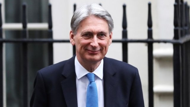 <p>
	Филип Хамънд, финансов министър на Великобритания. <em>Снимка: Архив Ройтерс</em></p>
