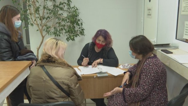 <p>
	В Бургас мобилен екип на Агенцията за бежанците започна регистрация на търсещите подслон у нас украински бежанци, за да не се налага те да пътуват до четирите центъра в страната, където могат да получат хуманитарен статут - в София, Пъстрогор, Харманли и Стара Загора. <em>Снимка: БГНЕС</em></p>
