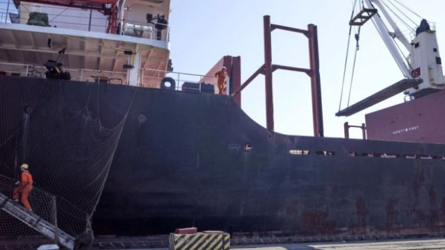 <p>
	Товарене на кораб в пристанището в Мариупол на брега на Азовско море. Градът е под руска обсада в момента.&nbsp;<em>Снимка:&nbsp;</em><em>Bloomberg/</em><em>Vincent Mundy</em></p>
