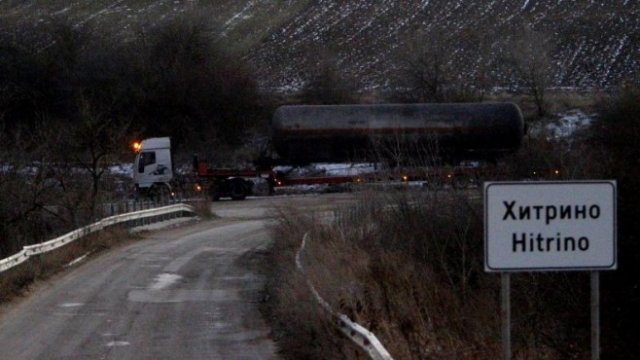 <p>
	Очаква се до сряда жителите на Хитрино да могат да се завърнат по домовете си, след като приключи преместването на цистерните.<em> Снимка: Олег Попов, Investor Media Group</em></p>

