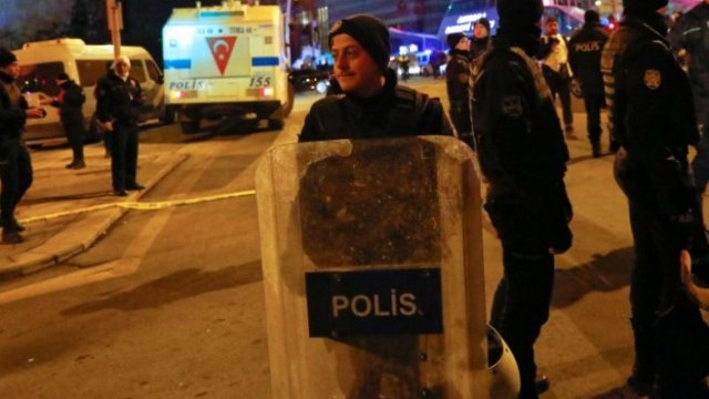 <p>
	Полиция е обградила галерията, в която беше застрелян Андрей Карлов. <em>Снимка: Ройтерс</em></p>
